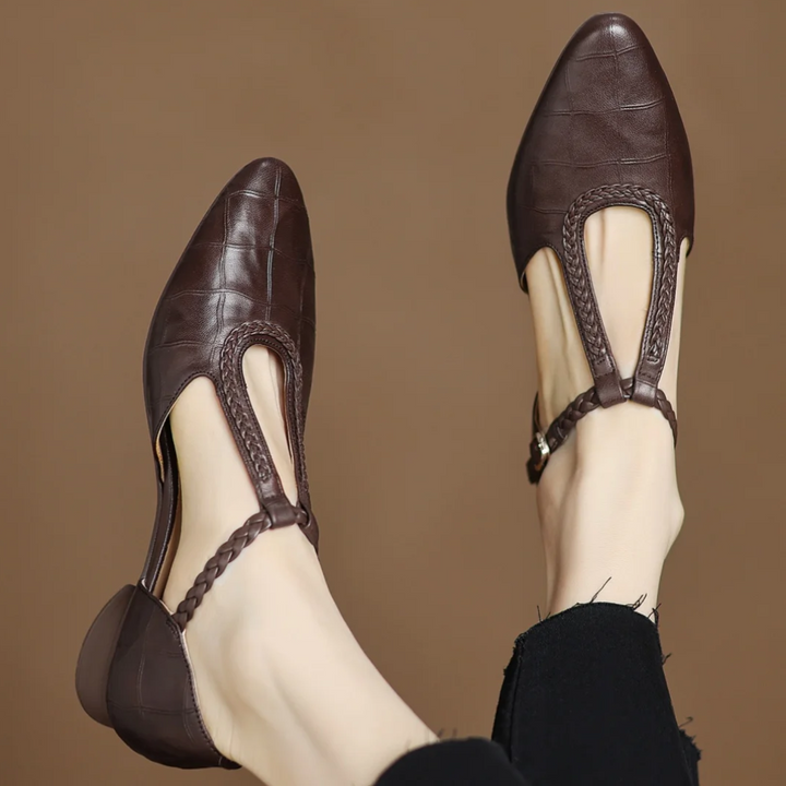 Margot – Chaussures classiques en cuir à bride en T avec détail tressé