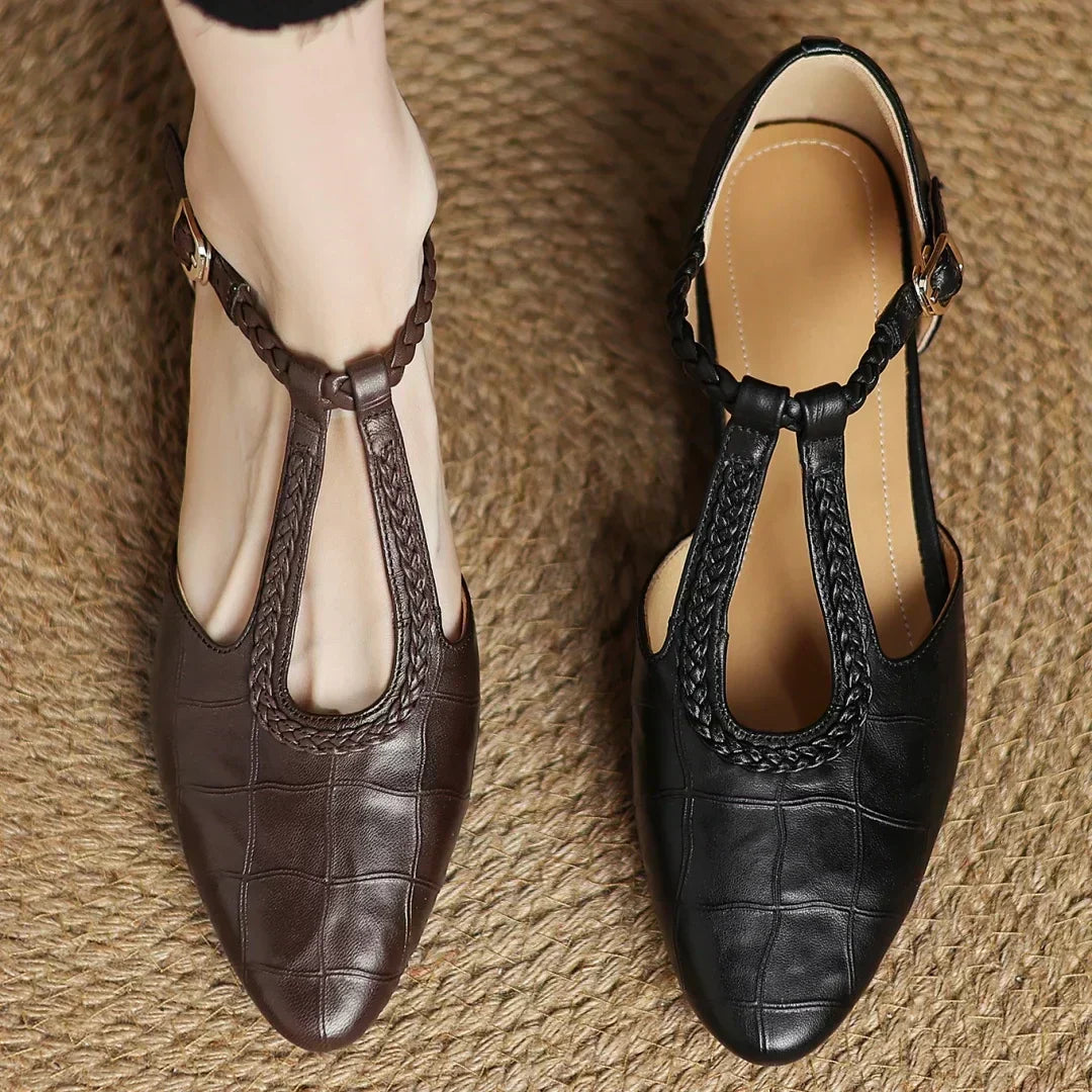Margot – Chaussures classiques en cuir à bride en T avec détail tressé