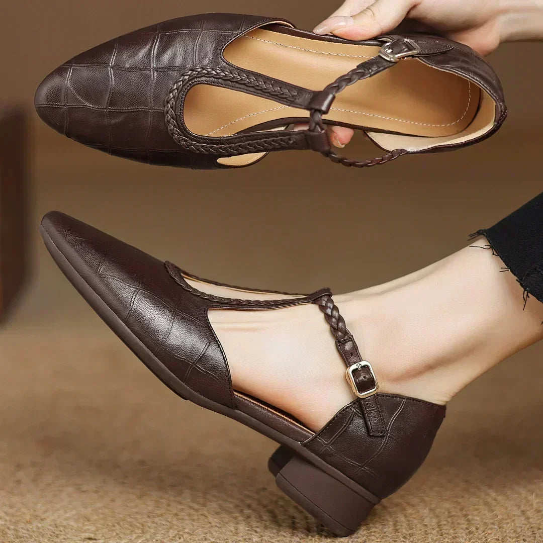 Margot – Chaussures classiques en cuir à bride en T avec détail tressé