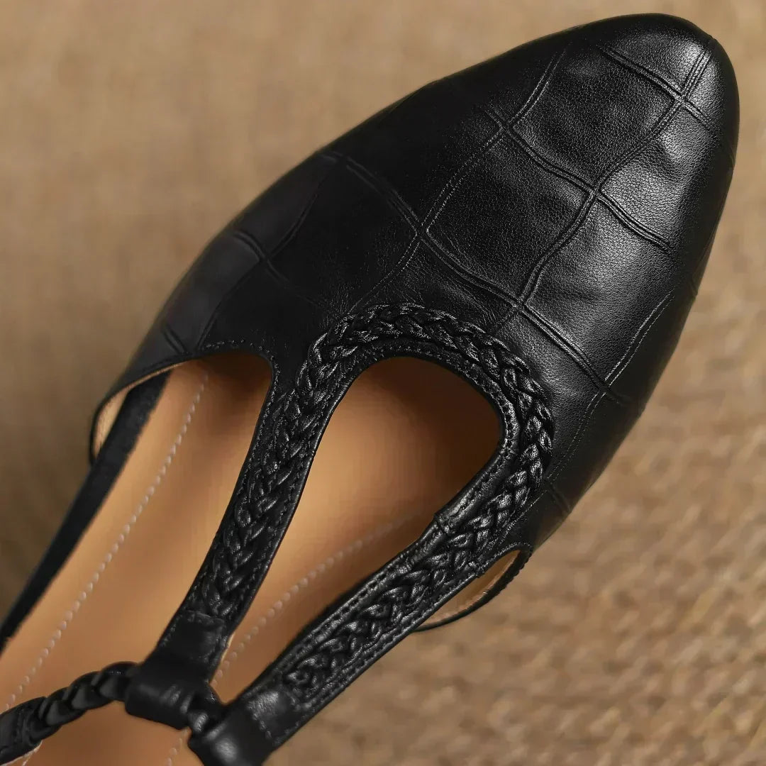 Margot – Chaussures classiques en cuir à bride en T avec détail tressé